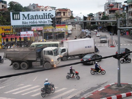 Giao thông hỗn loạn tại nút giao thông trung tâm Tp Hạ Long do mất điện 1