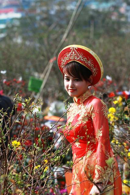 Thiếu nữ v&ugrave;ng than đẹp rạng rỡ b&ecirc;n sắc hoa xu&acirc;n 2