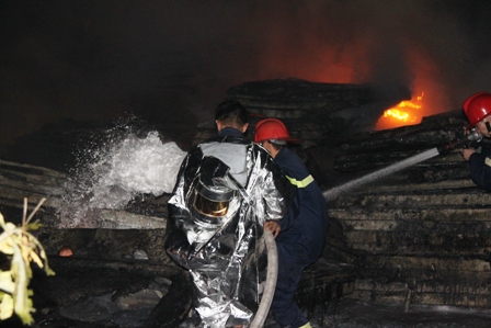 Quảng Ninh: Ch&aacute;y lớn ở Nh&agrave; m&aacute;y tuyển than Nam Cầu Trắng 11