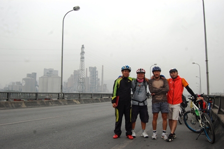 Quảng Ninh: Một người đạp xe một m&igrave;nh xuy&ecirc;n Việt 4