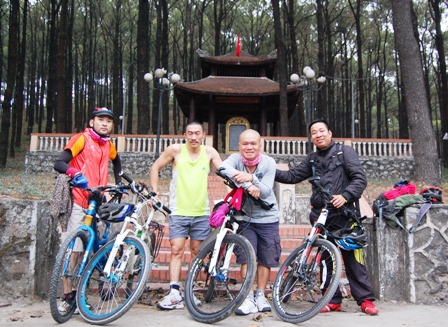 Quảng Ninh: Một người đạp xe một m&igrave;nh xuy&ecirc;n Việt 3