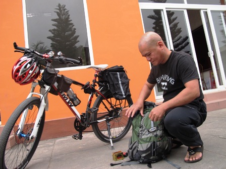 Quảng Ninh: Một người đạp xe một m&igrave;nh xuy&ecirc;n Việt 1