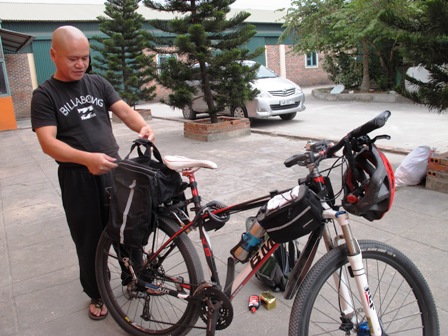 Quảng Ninh: Một người đạp xe một m&igrave;nh xuy&ecirc;n Việt 2