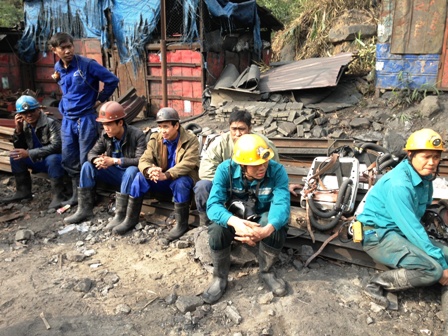 Vụ ch&aacute;y l&ograve; than ở Quảng Ninh: Đ&atilde; đưa được thi thể 6 c&ocirc;ng nh&acirc;n ra ngo&agrave;i 2