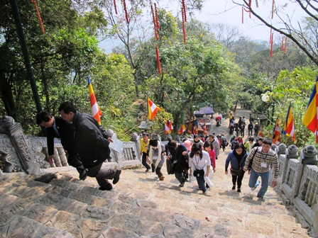 Du kh&aacute;ch đổ về Y&ecirc;n Tử trong ng&agrave;y đầu năm mới 2