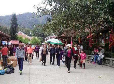 Du kh&aacute;ch đổ về Y&ecirc;n Tử trong ng&agrave;y đầu năm mới 1