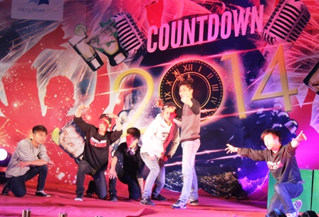 Cận cảnh "đếm ngược" đ&oacute;n năm mới lần đầu được tổ chức ở Hạ Long 8