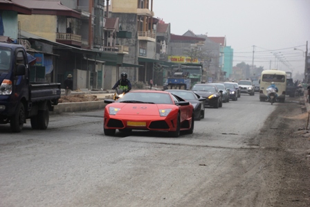 Cận cảnh siêu xe Lamborghini “bò” trên quốc lộ 18A 1