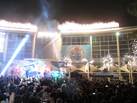 Cận cảnh "đếm ngược" đ&oacute;n năm mới lần đầu được tổ chức ở Hạ Long 17