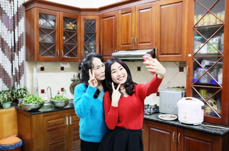 Thuỳ Candy đ&oacute;n tết ấm &aacute;p b&ecirc;n gia đ&igrave;nh tại Hạ Long 14