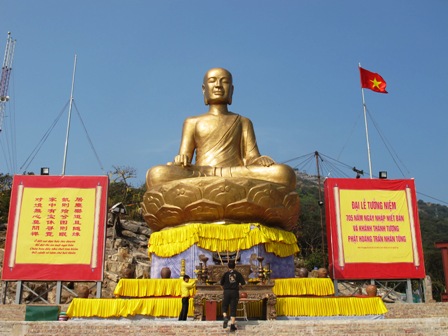 Du kh&aacute;ch đổ về Y&ecirc;n Tử trong ng&agrave;y đầu năm mới 8