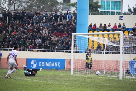 "Chảo lửa" Cẩm Phả "thi&ecirc;u ch&aacute;y" Ho&agrave;ng Anh Gia Lai 8