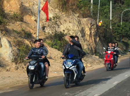 Quảng Ninh: Người d&acirc;n "qu&ecirc;n" đội mũ bảo hiểm dịp Tết 19
