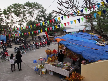 Quảng Ninh: Nở rộ dịch vụ xem bói tại Đền Cái Lân 10
