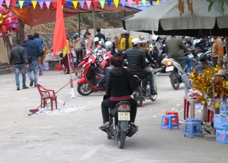 Quảng Ninh: Người d&acirc;n "qu&ecirc;n" đội mũ bảo hiểm dịp Tết 4