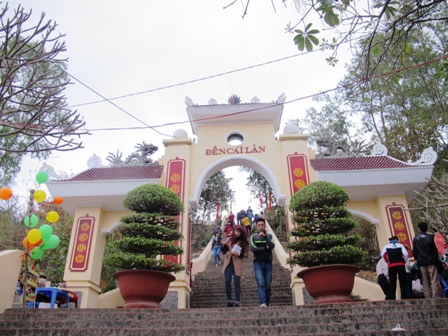 Quảng Ninh: Nở rộ dịch vụ xem bói tại Đền Cái Lân 1