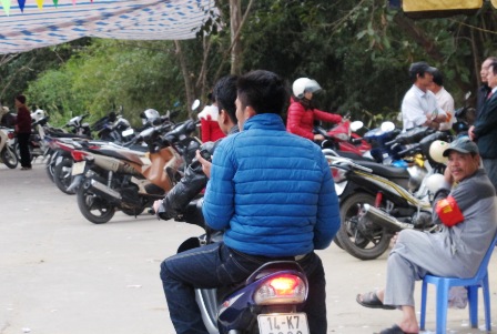 Quảng Ninh: Người d&acirc;n "qu&ecirc;n" đội mũ bảo hiểm dịp Tết 6