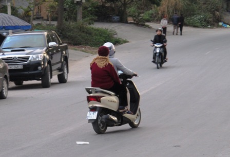 Quảng Ninh: Người d&acirc;n "qu&ecirc;n" đội mũ bảo hiểm dịp Tết 10