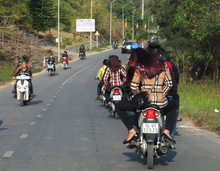 Quảng Ninh: Người d&acirc;n "qu&ecirc;n" đội mũ bảo hiểm dịp Tết 21