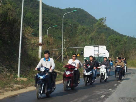 Quảng Ninh: Người d&acirc;n "qu&ecirc;n" đội mũ bảo hiểm dịp Tết 20