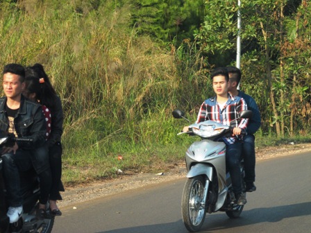 Quảng Ninh: Người d&acirc;n "qu&ecirc;n" đội mũ bảo hiểm dịp Tết 11