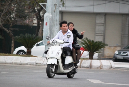 Quảng Ninh: Người d&acirc;n "qu&ecirc;n" đội mũ bảo hiểm dịp Tết 8