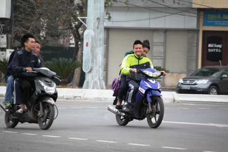 Quảng Ninh: Người d&acirc;n "qu&ecirc;n" đội mũ bảo hiểm dịp Tết 2