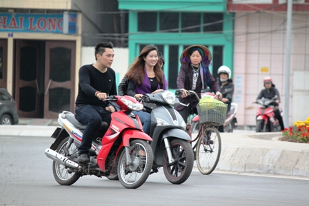 Quảng Ninh: Người d&acirc;n "qu&ecirc;n" đội mũ bảo hiểm dịp Tết 1