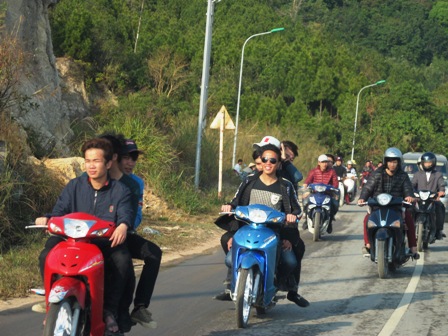 Quảng Ninh: Người d&acirc;n "qu&ecirc;n" đội mũ bảo hiểm dịp Tết 18
