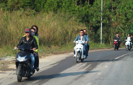 Quảng Ninh: Người d&acirc;n "qu&ecirc;n" đội mũ bảo hiểm dịp Tết 17
