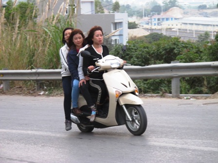Quảng Ninh: Người d&acirc;n "qu&ecirc;n" đội mũ bảo hiểm dịp Tết 15