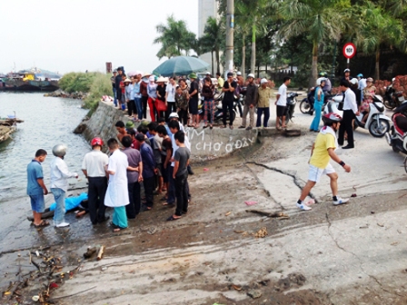 Quảng Ninh: Lại một vụ nhảy cầu B&atilde;i Ch&aacute;y tự tử 1