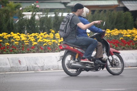 Quảng Ninh: Người d&acirc;n "qu&ecirc;n" đội mũ bảo hiểm dịp Tết 12