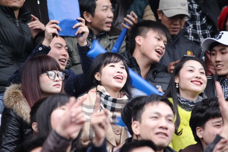 Những gương mặt đẹp tr&ecirc;n kh&aacute;n đ&agrave;i trong trận cầu nảy lửa 40