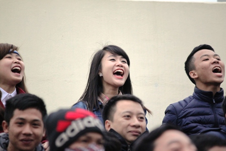 Những gương mặt đẹp tr&ecirc;n kh&aacute;n đ&agrave;i trong trận cầu nảy lửa 38