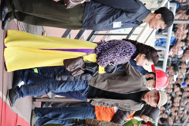 Những gương mặt đẹp tr&ecirc;n kh&aacute;n đ&agrave;i trong trận cầu nảy lửa 7