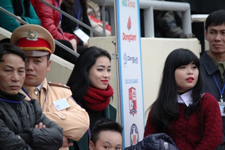 Những gương mặt đẹp tr&ecirc;n kh&aacute;n đ&agrave;i trong trận cầu nảy lửa 6