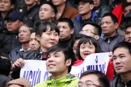 Những gương mặt đẹp tr&ecirc;n kh&aacute;n đ&agrave;i trong trận cầu nảy lửa 26