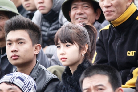 Những gương mặt đẹp tr&ecirc;n kh&aacute;n đ&agrave;i trong trận cầu nảy lửa 34