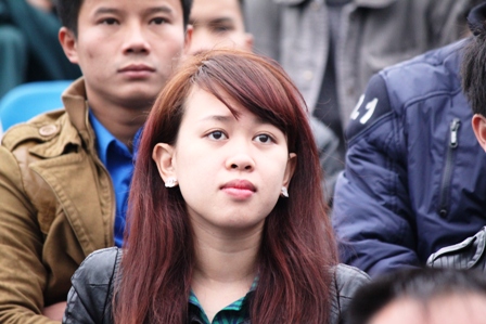 Những gương mặt đẹp tr&ecirc;n kh&aacute;n đ&agrave;i trong trận cầu nảy lửa 32