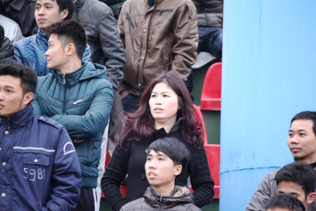 Những gương mặt đẹp tr&ecirc;n kh&aacute;n đ&agrave;i trong trận cầu nảy lửa 31