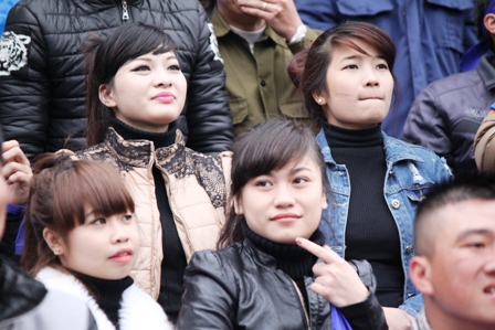 Những gương mặt đẹp tr&ecirc;n kh&aacute;n đ&agrave;i trong trận cầu nảy lửa 4