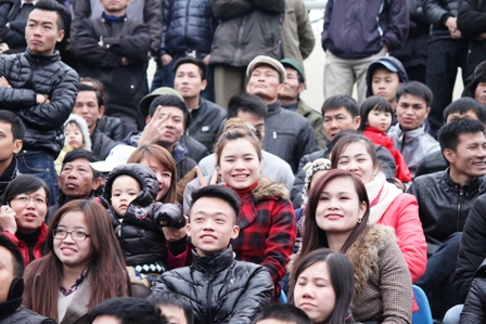 Những gương mặt đẹp tr&ecirc;n kh&aacute;n đ&agrave;i trong trận cầu nảy lửa 1