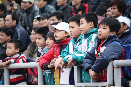 Những gương mặt đẹp tr&ecirc;n kh&aacute;n đ&agrave;i trong trận cầu nảy lửa 25