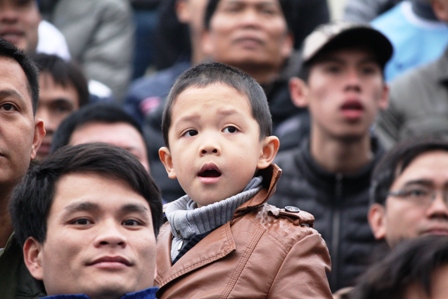 Những gương mặt đẹp tr&ecirc;n kh&aacute;n đ&agrave;i trong trận cầu nảy lửa 12