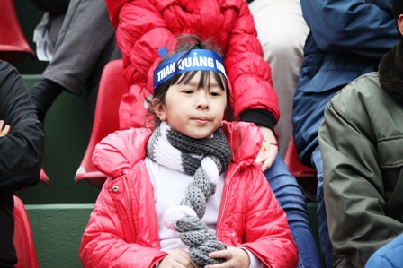 Những gương mặt đẹp tr&ecirc;n kh&aacute;n đ&agrave;i trong trận cầu nảy lửa 10