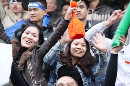 Những gương mặt đẹp tr&ecirc;n kh&aacute;n đ&agrave;i trong trận cầu nảy lửa 43