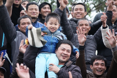 Những gương mặt đẹp tr&ecirc;n kh&aacute;n đ&agrave;i trong trận cầu nảy lửa 37