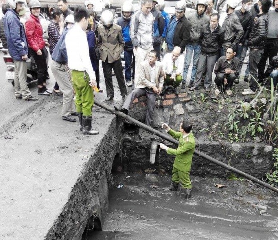 Ng&aacute;o đ&aacute;, trầm m&igrave;nh trong bể than b&ugrave;n 1