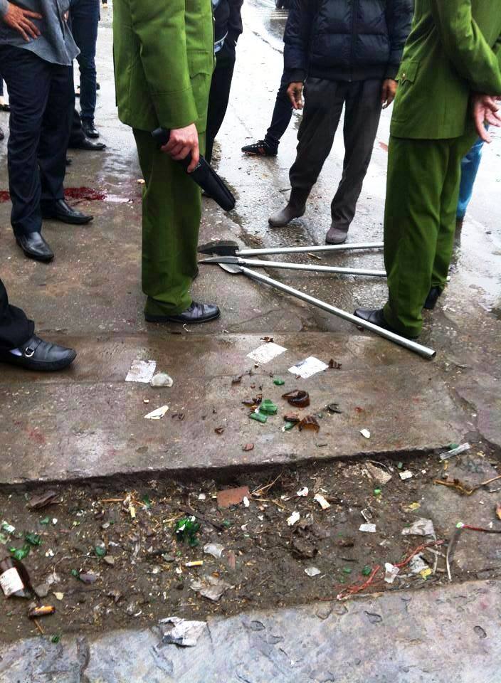 Quảng Ninh: Hỗn chiến kinh hoàng ngay tại cổng chợ Hạ Long 2 2